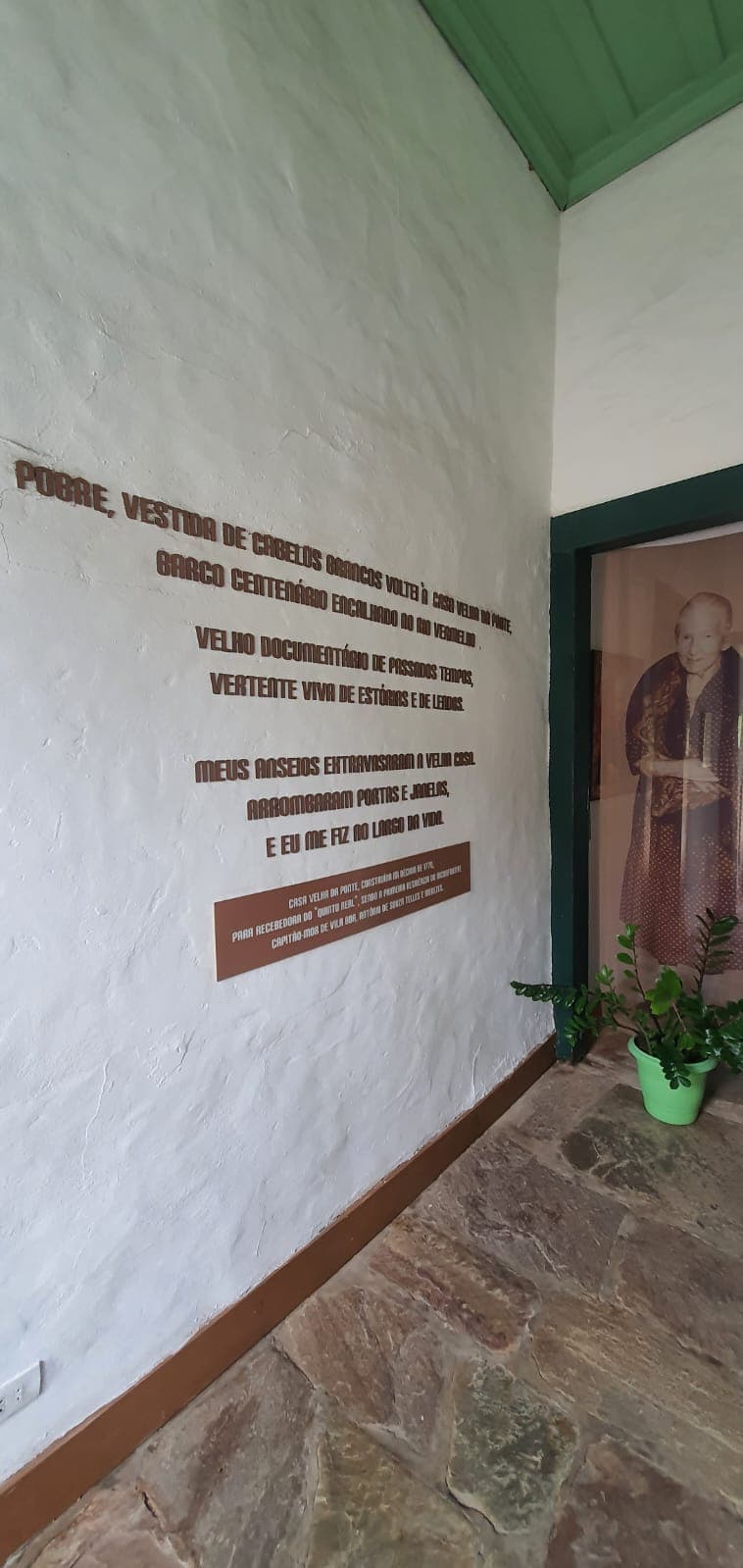 Versos de Cora Coralina na parede da Casa Velha da Ponte.